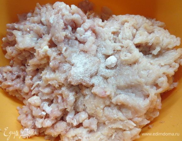 Смешать оба вида прокрученного фарша, добавить 1 ч. л. соли (с горкой), я добавляю гималайскую, можно и обычную, конечно.