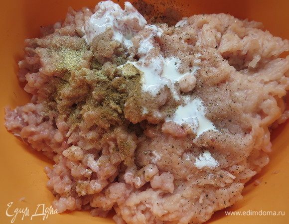 Затем необходимо тщательно вымесить фарш, лучше всего отбить фарш, постоянно с силой шлепая его в миску. При необходимости добавить в фарш холодную воду или сливки, фарш должен быть очень вязким и жидковатым! Это важно, иначе ветчина потом будет крошиться и будут пустоты. Добавить приправы, у меня мускатный орех и черный свежемолотый перец, еще раз все перемешать. 