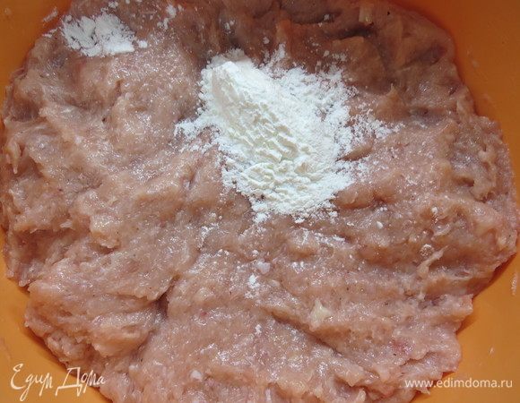 Добавить крахмал, еще раз перемешать, добавить соду и опять тщательно все перемешать.