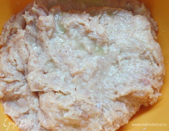 Из лимона выжать сок, вылить его в фарш и сразу же размешать, чтобы реакция «сода-лимонный сок» прошла по всему объему мяса. Перемешать все очень тщательно. Для правильного результата важно все добавлять в таком порядке, как описано в рецепте, и поэтапно, а не все сразу. 