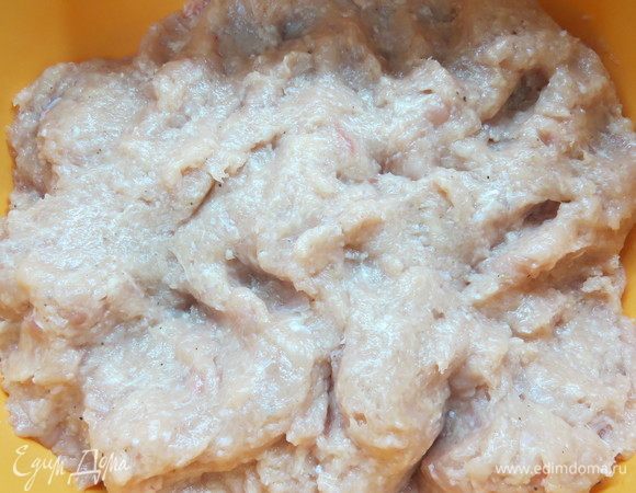 Оставить замаринованный фарш на 1 час. Тем временем хочу пояснить, зачем добавлять соду, крахмал и лимонный сок, так как есть много рецептур без этих ингредиентов. В принципе, и по другим рецептурам получится вкусная ветчина, но с использованием вышеупомянутых ингредиентов мне больше нравится текстура конечного продукта. Как и при выпечке, сода разрыхляет. Сода и сок лимона (при этом сода гасится, лишнего привкуса нет, если количество соблюдено) дает углекислый газ, который размягчает, разрыхляет мясо (как если хорошо отбить, но при этом структура мяса не меняется). Крахмал же в это время проникает внутрь, запечатывает и удерживает сок внутри мяса, а желатин все это потом фиксирует.