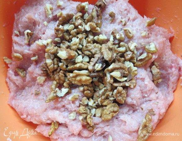 В самом конце добавить грецкие орехи, еще раз вымесить.