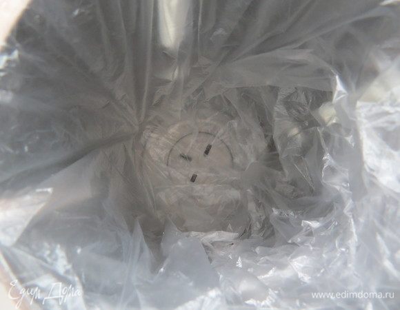 Подготовить ветчинницу, застелить ее специальным пакетом. Можно также использовать фольгу или рукав для запекания.