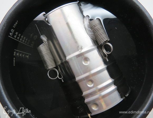 Ставим (или кладем) ветчинницу в подходящую по размеру кастрюлю, заливаем холодной водой и, постепенно нагревая, доводим температуру воды до 80–85°С, не больше! Ни в коем случае вода не должна кипеть. Варим при этой температуре примерно 2 часа. Если фарша будет меньше, то время варки сокращаем. Очень удобно варить в мультиварке, где можно задать верхний диапазон температур. 