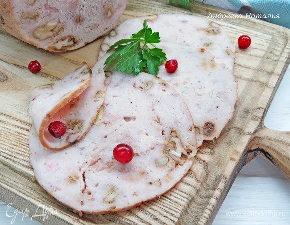 После варки вынимаем ветчинницу, даем ей остыть и убираем в холодильник до полного остывания, после чего можно извлечь ветчину. Нарезаем ветчину тонкими ломтиками и подаем к столу.