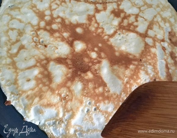 Берем блинчики по вашему любимому рецепту. Я использовала все те же блины, что напекла для приготовления блинных рожков для «Мороженого с шоколадным пралине». Нам понадобится 6 штук.