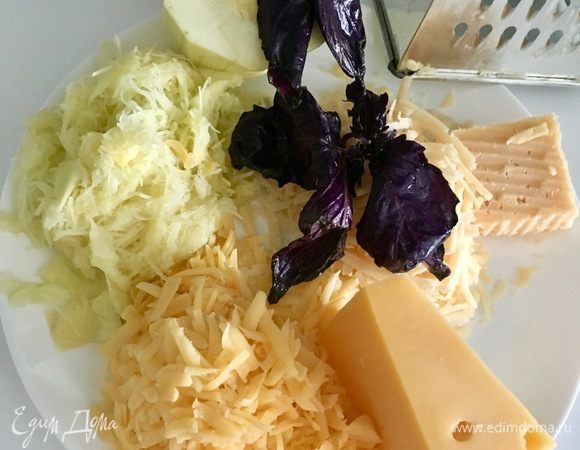 Теперь готовим начинку. Кабачок натереть на крупной терке, отжать лишнюю влагу. Половину из указанного количества твердого сыра (я брала швейцарский, но, в принципе, сгодится любой) натереть на крупной терке. Вторую половину оставить пока в стороне. Пармезан также натереть на крупной терке.