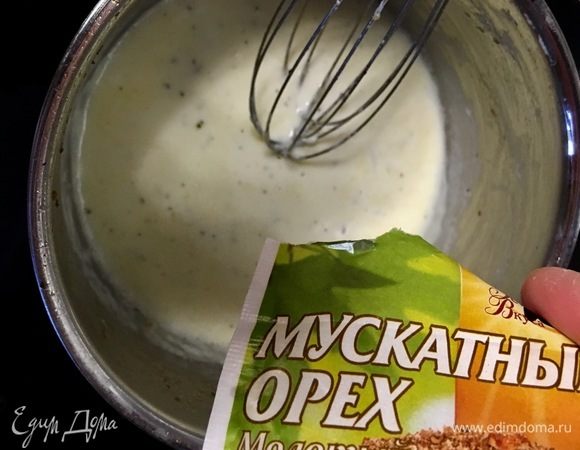 Приготовим соус бешамель: на сковороде растопить сливочное масло и ввести муку. Перемешать и тонкой струйкой влить молоко. Тщательно перемешать венчиком, чтобы избежать комочков. Варим до загустения, солим, перчим и добавляем щепотку мускатного ореха.