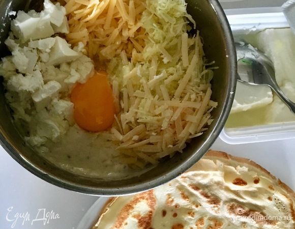 Теперь соединяем все составляющие нашей начинки: в немного остывший соус бешамель добавить сыр фета, половину твердого сыра, пармезан, яйцо, соль, перец и тщательно перемешать до однородного состояния.
