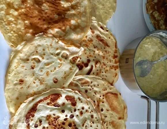 Противень выстелить бумагой для выпечки. На него выкладываем внахлест 6 блинчиков, как на фото.