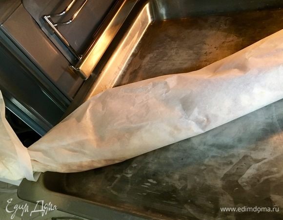 Помогая себе бумагой для выпечки, скручиваем блинчики в длинную и плотную колбаску. Концы бумаги завязать бечевкой. Поставить в разогретую духовку до 180«» запекаться минут на 30. 
