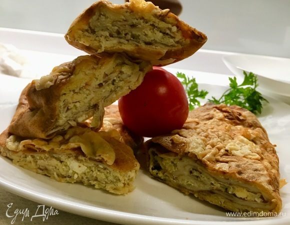 Разрезать на порции удобно, конечно, когда рулет остынет. А вкусен он как в холодном, так и в горячем виде😋 Приятного и вам аппетита!😘