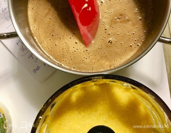 Вот мы получили два вида теста: шоколадное и тыквенно-творожное. Берем разъемную форму, выстилаем ее бумагой для выпечки. Выливаем сперва творожно-тыквенную массу. Сверху распределяем шоколадный слой и отправляем в разогретую до 180°С духовку на 40 мин.