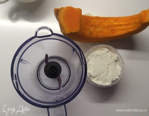 Для творожного слоя в блендере пробиваем творог с яйцом, 3 столовыми ложками сахара и ванилином до гладкого, однородного кремообразного состояния. Сахара можно и больше, просто мы не любим слишком сладкую выпечку. Добавляем к творогу пюрированную тыкву и еще раз тщательно перемешиваем.