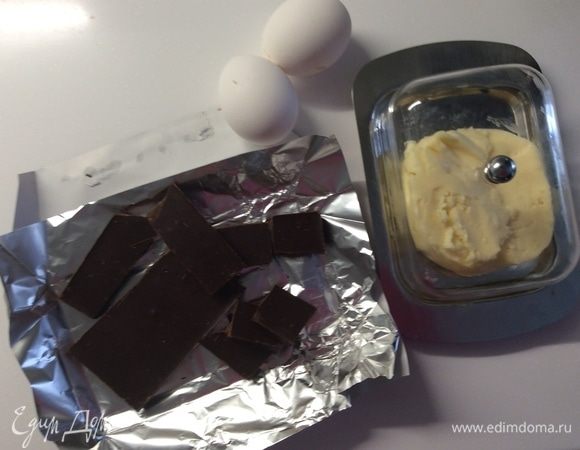 Пока тыква варится, подготовим ингредиенты для шоколадного теста. Для него шоколад поломать на кусочки и на медленном огне растапливать со сливочным маслом. Пока шоколад растапливается, взбиваем миксером 2 яйца вместе с сахаром в светлую пышную массу. Добавляем молоко. Дать шоколаду немного остыть и ввести его при непрерывном помешивании в яично-молочную смесь. Теперь вводим по столовой ложке муку, смешанную с солью и разрыхлителем. Все, шоколадное тесто готово!