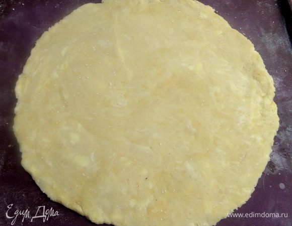 Из половины теста пеклись мини-киши, вторую половину скатать в шар и раскатать в круг тонко.