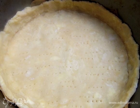 Перенести в съемную форму, смазанную, наколоть дно вилкой.