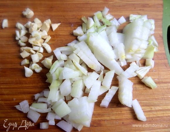 Лук, чеснок измельчить.