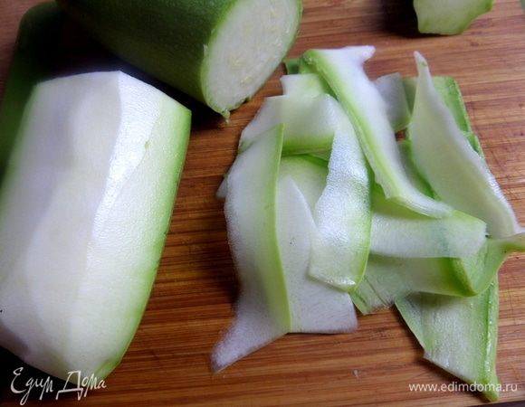 Молодой кабачок нарезать слайсами прямо с кожицей.