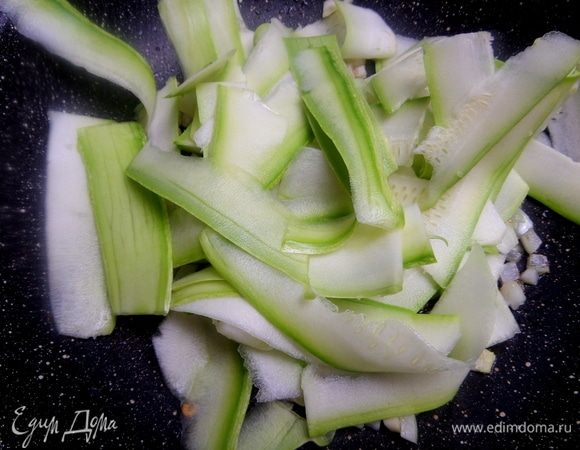 Пересыпать полоски в сковороду.