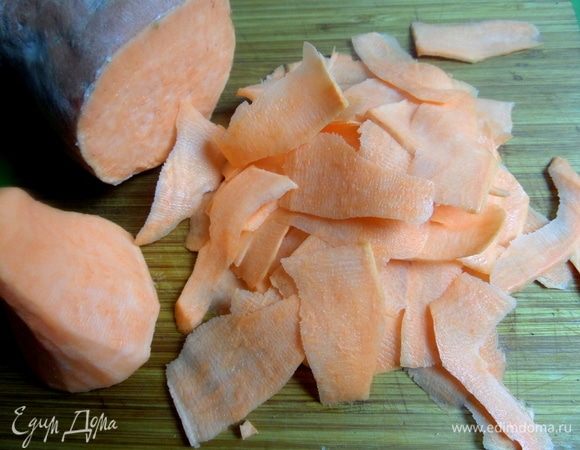 Батат тоже нарезать овощечисткой тонко.