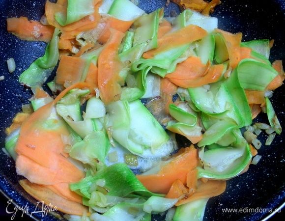 Помешать овощи на огне.