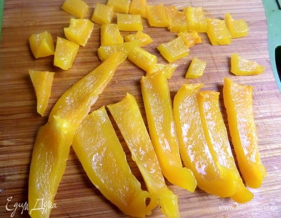 Нарезать перец.