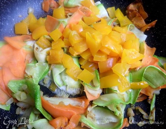 Добавить в сковороду.