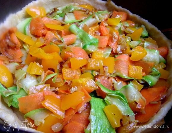 Переложить пассерованные овощи в корж.