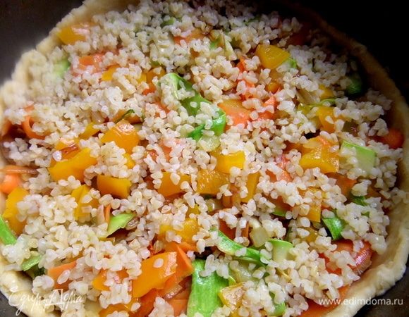 Рассыпать готовую крупу сверху на овощи.