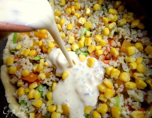 Взбить и вылить ровно на начинку.