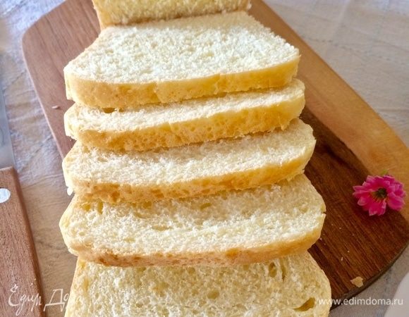 Я нарезаю этот хлеб вот на такие кусочки, потом плотно складываю и заворачивую в пищевую пленку. Так он долго остается нежным и ароматным.