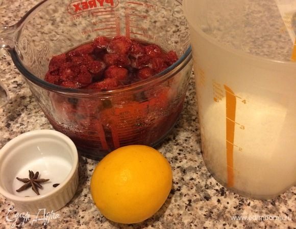 Клубнику (у меня замороженная) положить в миску и разморозить, выделившийся сок после разморозки не выливаем! 