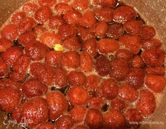 В сотейник положить клубнику, добавить сахар, кардамон, анис, гвоздику, сок и цедру лимона, перемешать. 