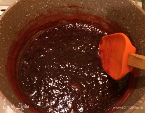 Варить на медленном огне, помешивая, до загустения 20–30 минут.