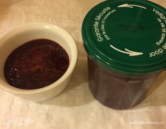 Горячий джем перелить в стерильную баночку, остудить и хранить в холодильнике.