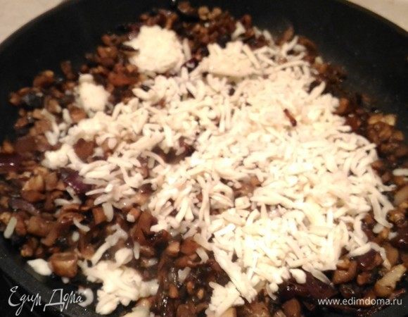 Приготовим жюльен с грибами — начинку для блинчиков. Мелко шинкуем грибы и репчатый красный лук, обжариваем минуты 3–4 на смеси растительного и сливочного масел. В конце жарки солим, перчим по вкусу и добавляем натертый на терке сыр, перемешиваем и снимаем с огня.