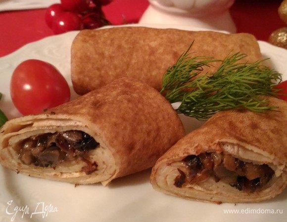 Начиняем блинчики, сворачивая их конвертиками. 
Приятного всем аппетита!