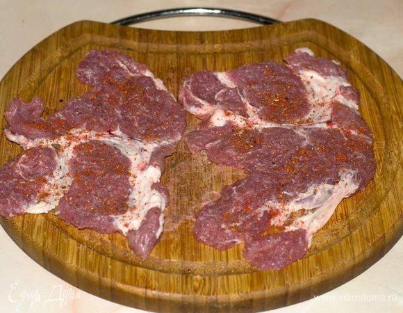Свинину нарезать и отбить.
Добавить соль и приправы по вкусу.
