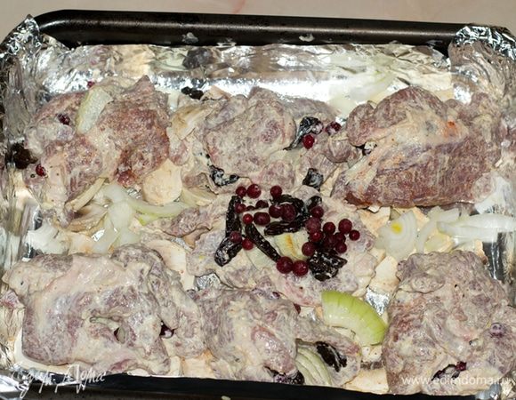 Свинину свернуть начинкой внутрь.