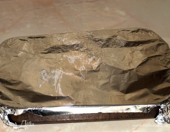 Противень закрыть фольгой.