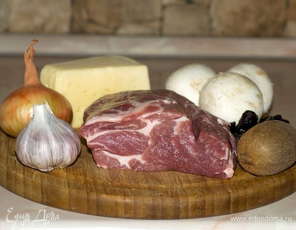 Теперь необходимо включить духовку и прогреть до 220°С. За это время мясо пропитается соусом, но не замаринуется. В разогретую духовку поместить противень с мясом и запекать 30 минут. Затем снять фольгу, выложить на свинину нарезанный сыр и запекать еще 5 минут.