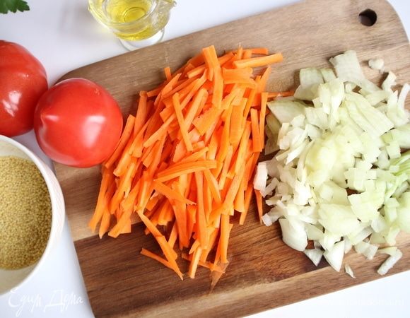 Морковь почистить, нарезать соломкой, оставшуюся луковицу почистить, нарезать кубиками.