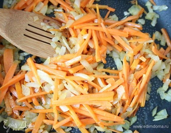 Поджарить лук и морковь на оливковом масле.