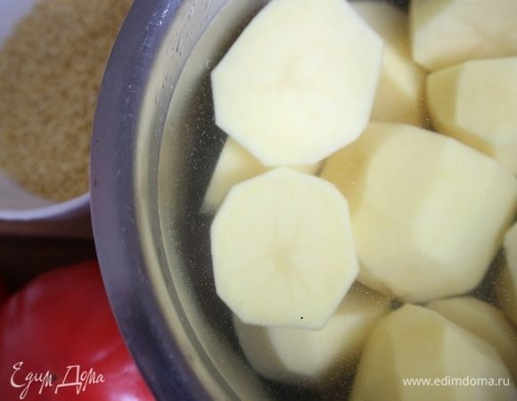 Картофель почистить, залить холодной водой. Пшено хорошо промыть.