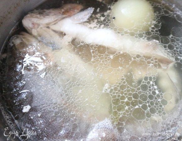 Примерно минут через 50–55 бульон будет готов. Я использовала для варки теплоемкую кастрюлю с толстым дном.