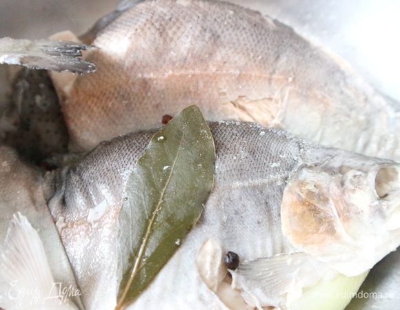 Бульон процедить, рыбу вынуть.