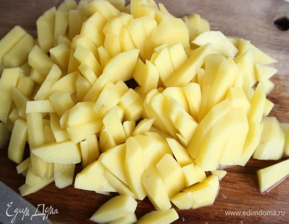 Картофель нарезать. Опустить в рыбный бульон морковь с луком, картофель. Минут через 5 —
 пшено. Варить до готовности.