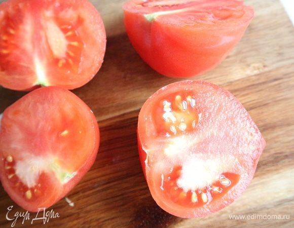 Помидоры нарезать на половинки. Зону плодоножки не удалять. Смазать сковороду-гриль оливковым маслом, хорошо разогреть.
