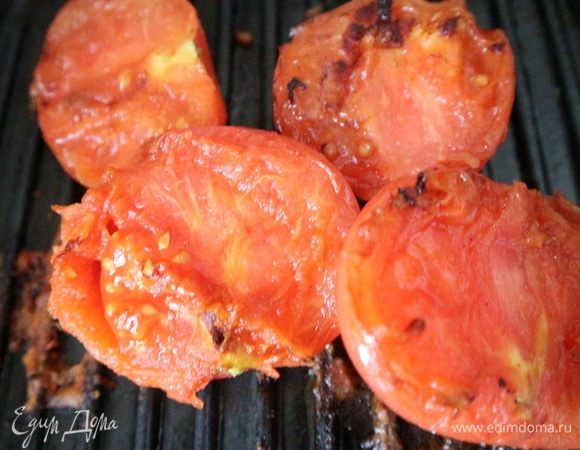 Зажарить помидоры со стороны разреза до образования характерной корочки, темных подпалин.